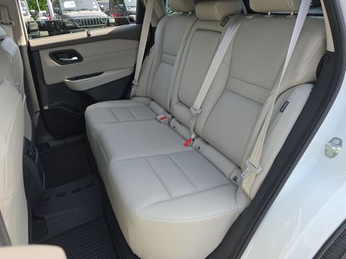 Used 2023 Nissan Rogue SV w/ SV Premium B Package FWD image 14