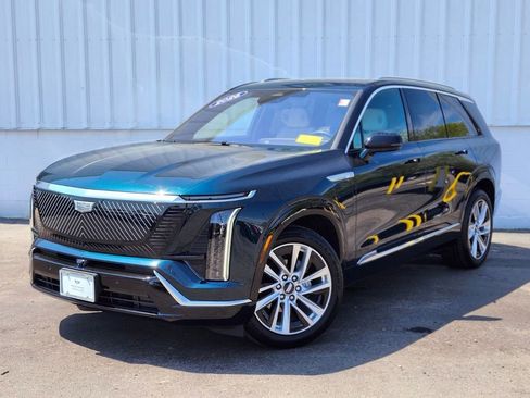 Used 2026 Cadillac Vistiq Luxury w/ LPO, Floor Liner Package AWD/4WD image 1