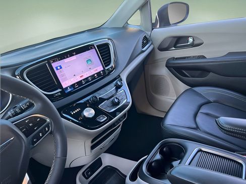 Used 2023 Chrysler Pacifica Touring-L image 15