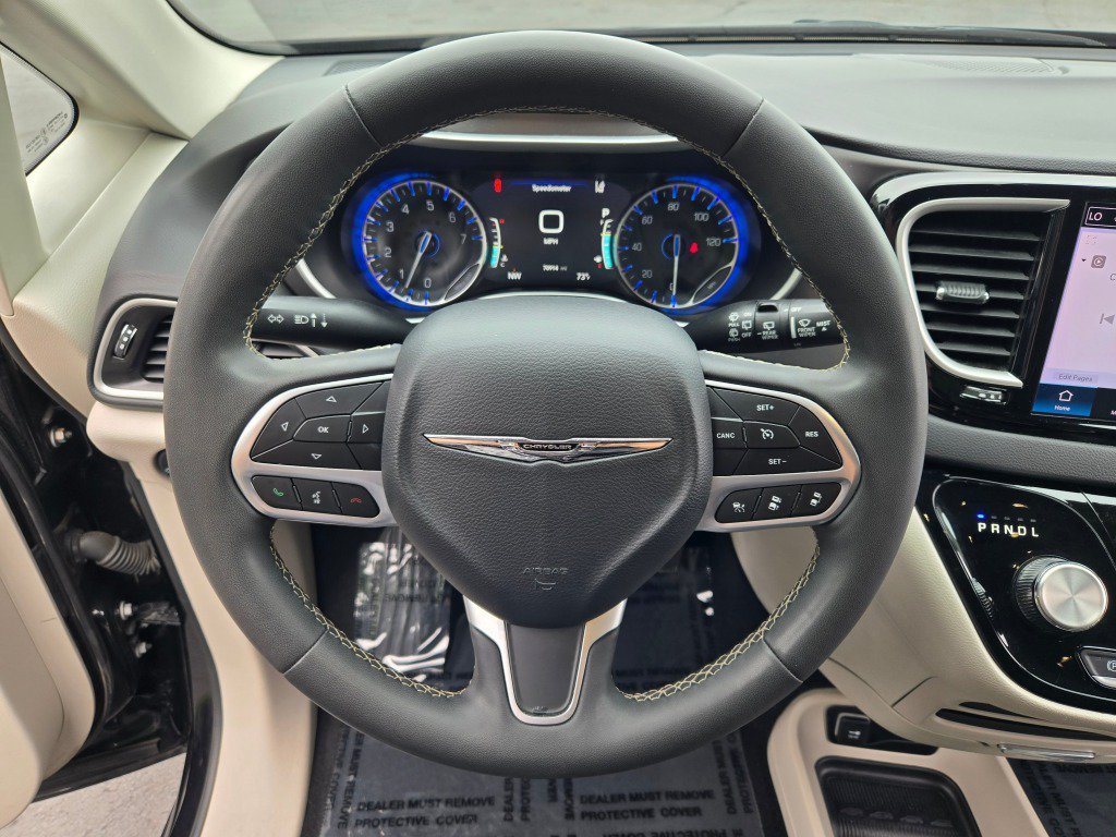 Used 2024 Chrysler Pacifica Touring-L FWD image 31