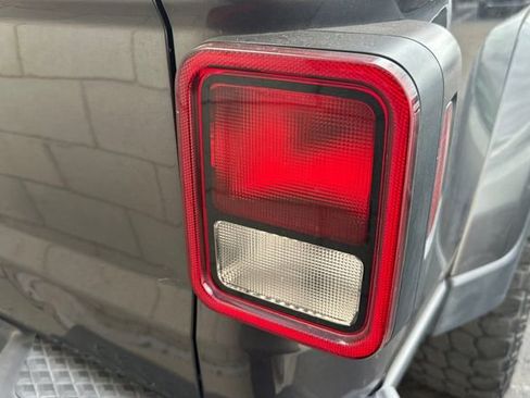 Used 2022 Jeep Gladiator Sport AWD/4WD image 12