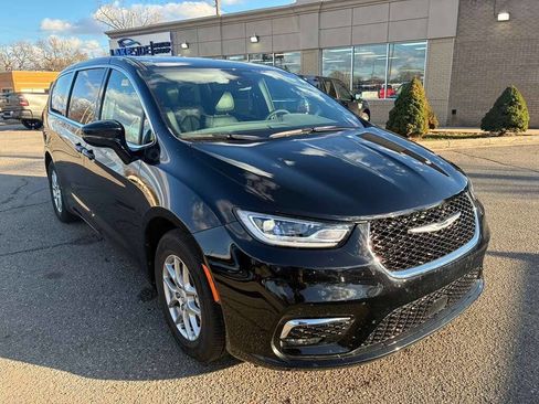 Used 2025 Chrysler Pacifica Select image 3