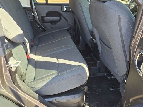 Used 2025 Jeep Wrangler Willys image 7