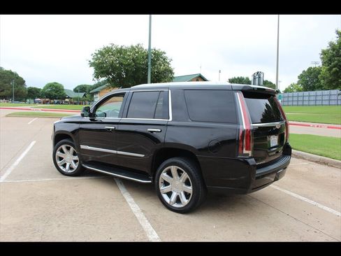 Used 2018 Cadillac Escalade Premium Luxury RWD image 3