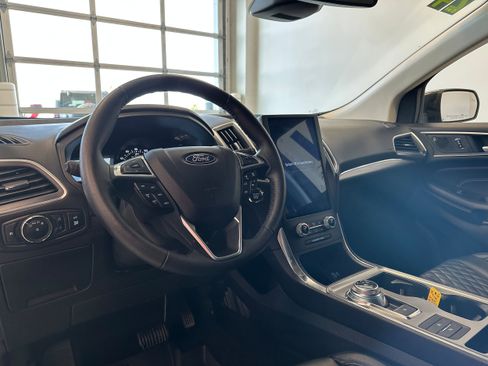 Used 2024 Ford Edge Titanium w/ Class II Trailer Tow Package image 9