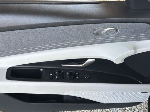 Used 2025 Hyundai Elantra Limited FWD image 3