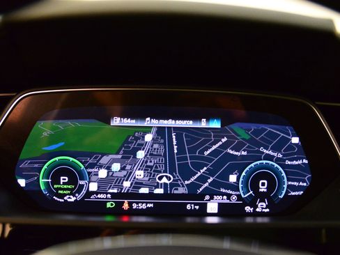 Used 2023 Audi e-tron Premium Plus w/ Premium Plus Package image 34