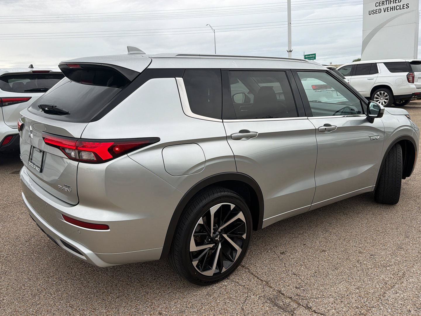 Used 2024 Mitsubishi Outlander 4WD Plug-In Hybrid image 3