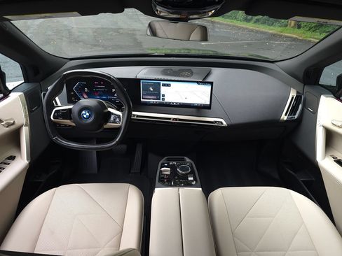 Used 2024 BMW iX xDrive50 w/ Sport Package AWD/4WD image 13