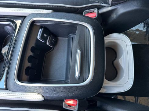 Used 2022 Chrysler Pacifica Limited image 30