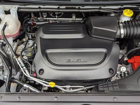 Used 2026 Chrysler Pacifica Select image 33