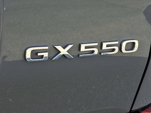 Used 2024 Lexus GX 550 w/ Accessory Package (2T) AWD/4WD image 40