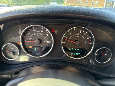 Used 2017 Jeep Wrangler Unlimited Sahara w/ Connectivity Group AWD/4WD image 21