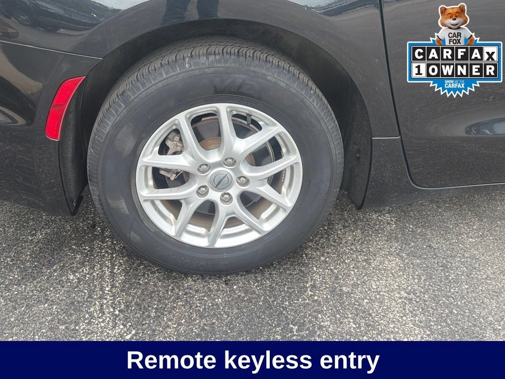 Used 2023 Chrysler Pacifica Touring-L FWD image 14