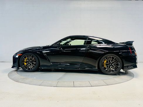 Used 2018 Nissan GT-R Premium AWD/4WD image 4