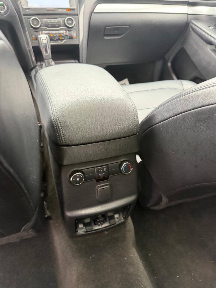 Used 2017 Ford Explorer XLT w/ Equipment Group 202A AWD/4WD image 15