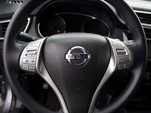 Used 2016 Nissan Rogue SV image 15