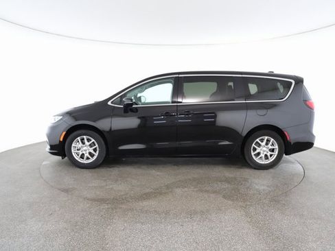 Used 2024 Chrysler Pacifica Touring-L image 6