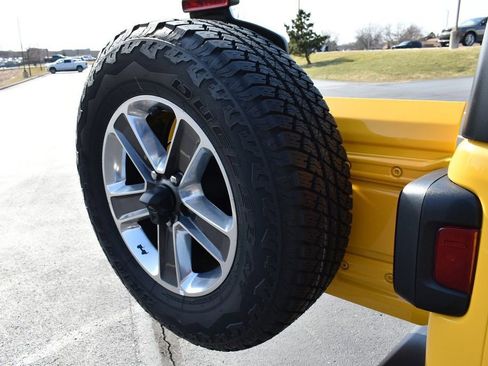 Used 2018 Jeep Wrangler Unlimited Sahara image 34