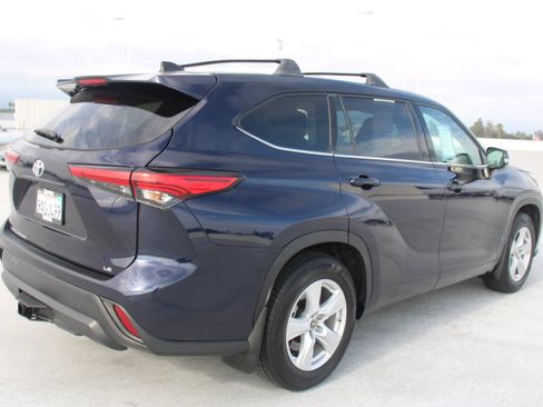 Used 2022 Toyota Highlander LE FWD image 3
