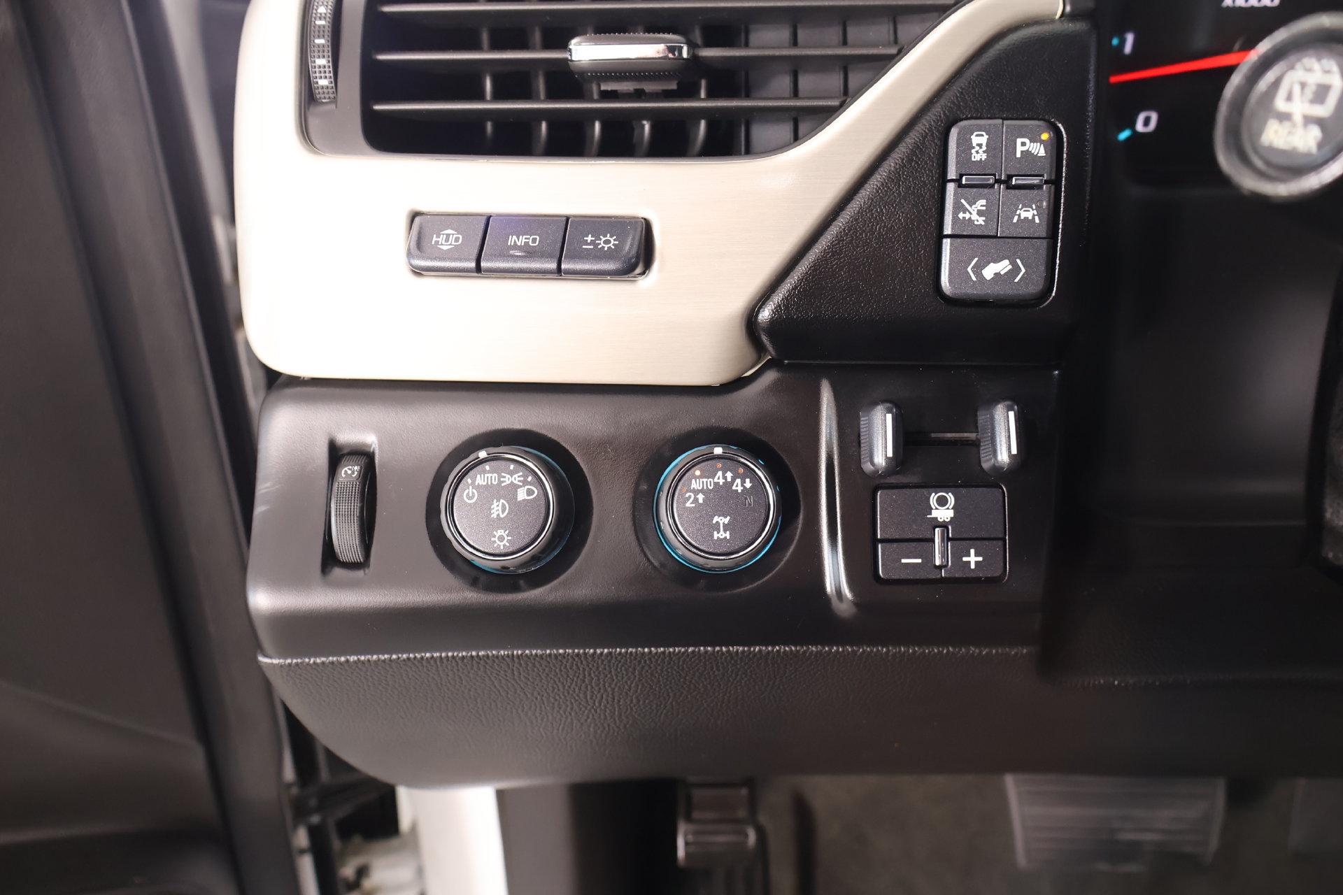 Used 2018 GMC Yukon Denali w/ Denali Ultimate Package AWD/4WD image 9