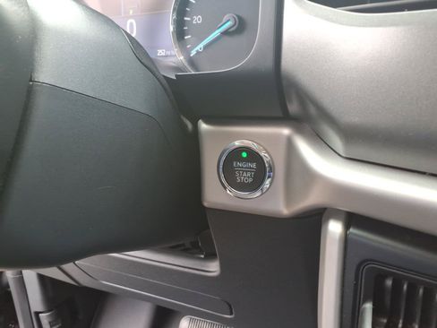 Used 2024 Ford Expedition XLT AWD/4WD image 12