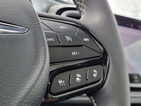 Used 2025 Chrysler Pacifica Limited FWD image 18