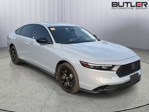 Used 2025 Honda Accord SE image 6