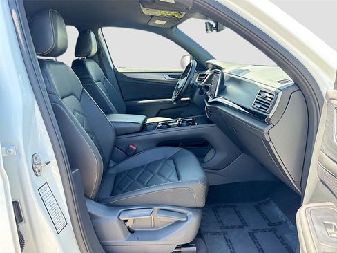 Used 2025 Volkswagen Atlas Cross Sport SE FWD image 28