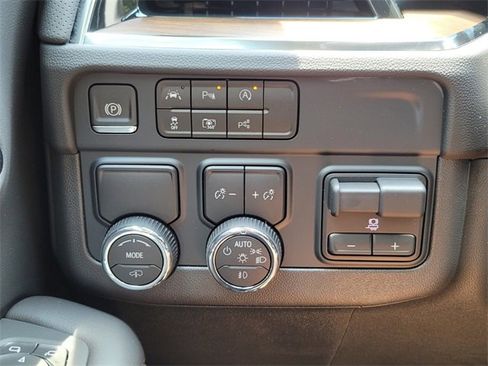 New 2025 Chevrolet Suburban High Country image 27