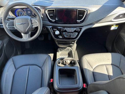 New 2026 Chrysler Pacifica Select image 10