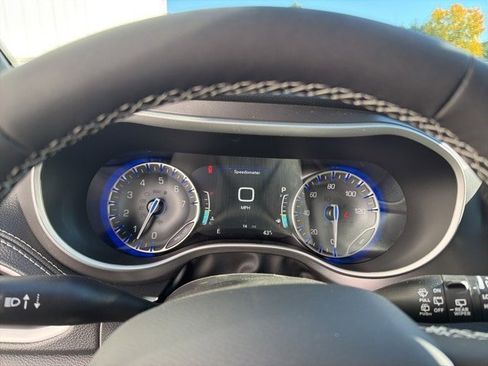 New 2026 Chrysler Pacifica Select image 12