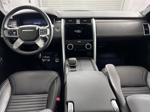 Used 2024 Land Rover Discovery Dynamic SE image 13