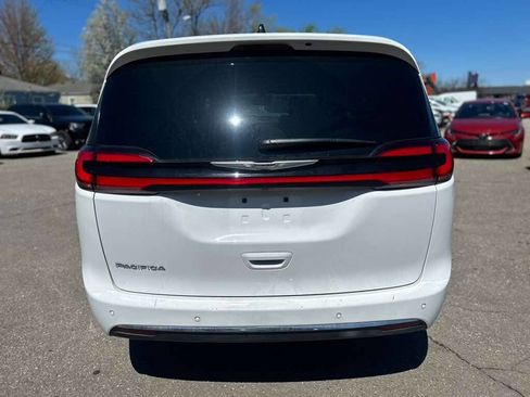 Used 2025 Chrysler Pacifica Select image 6