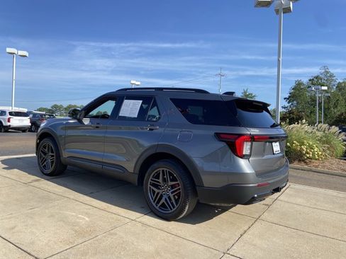 Used 2025 Ford Explorer ST-Line w/ ST-Line Street Pack AWD/4WD image 11