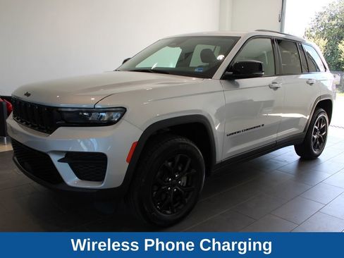 Used 2025 Jeep Grand Cherokee Altitude AWD/4WD image 13