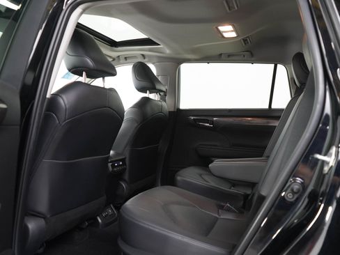 Used 2024 Toyota Highlander Limited AWD/4WD image 19