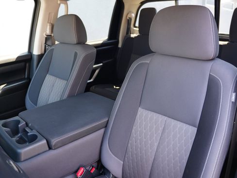 Used 2022 Nissan Titan SV image 10