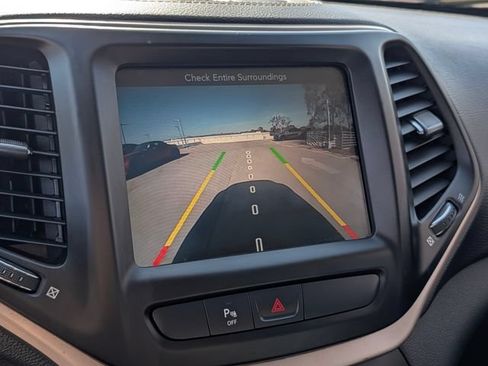 Used 2016 Jeep Cherokee High Altitude w/ Luxury Group FWD image 22