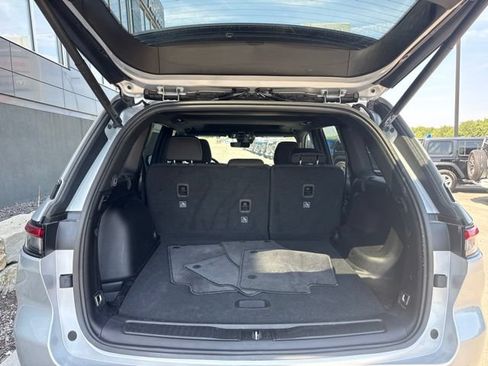 Used 2025 Jeep Grand Cherokee Laredo X w/ Luxury Tech Group I RWD image 5