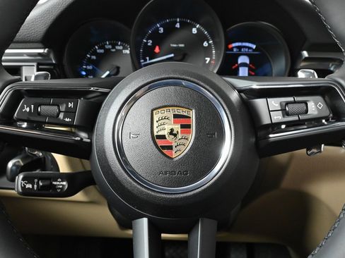 Certified 2025 Porsche Macan image 8