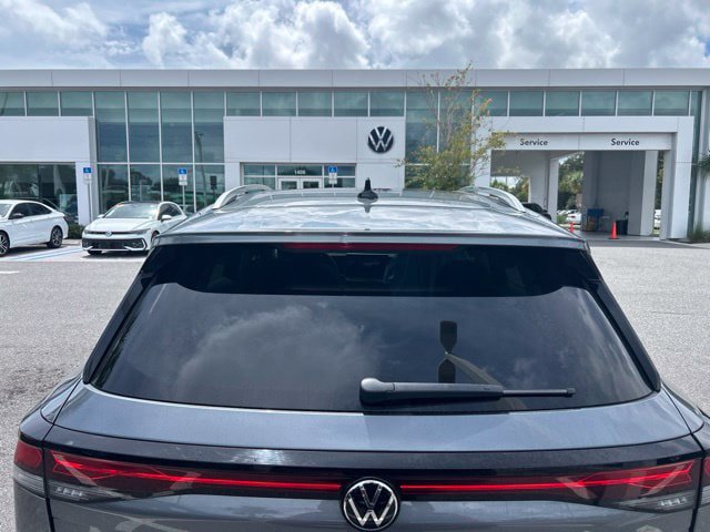 Certified 2026 Volkswagen Tiguan SE w/ Panoramic Sunroof Package FWD image 5
