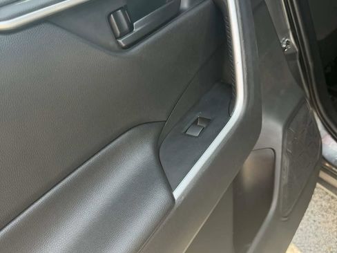 Used 2021 Toyota RAV4 LE AWD/4WD image 21