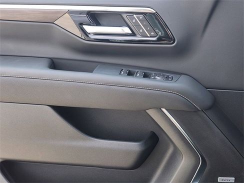 New 2026 Chevrolet Suburban Premier image 18