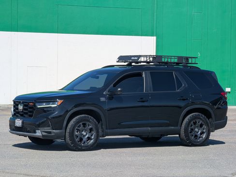 Used 2025 Honda Pilot TrailSport image 6