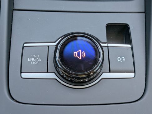 Used 2025 Volkswagen Tiguan SE AWD/4WD image 32