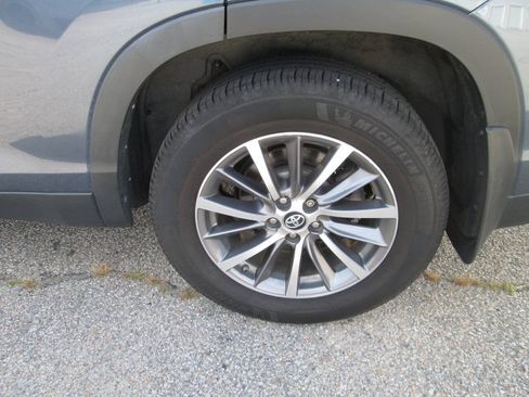 Used 2019 Toyota Highlander XLE AWD/4WD image 11