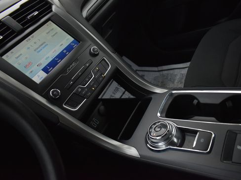 Used 2020 Ford Fusion SE image 25