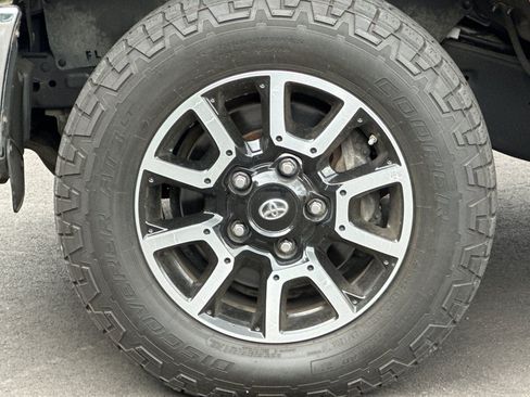 Used 2018 Toyota Tundra SR5 w/ TRD Off Road Package AWD/4WD image 32