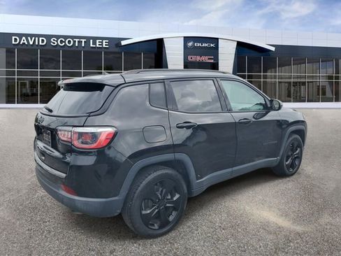 Used 2018 Jeep Compass Latitude FWD image 4